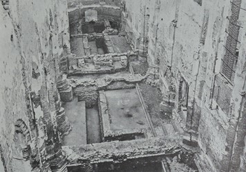 <p>Overzicht van de opgravingen in de kerk vanaf de toren (Ter Kuile 1952). </p>
